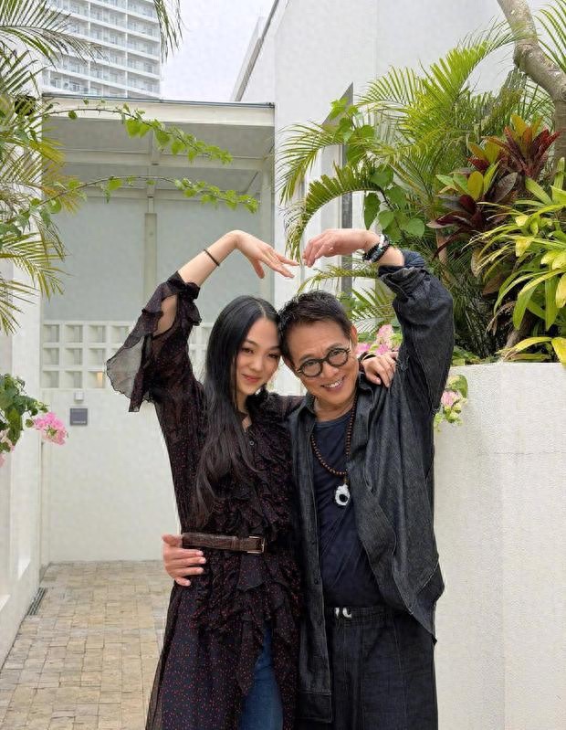 李连杰晒与哈佛学霸女儿合照！Jane五官神似妈妈利智 