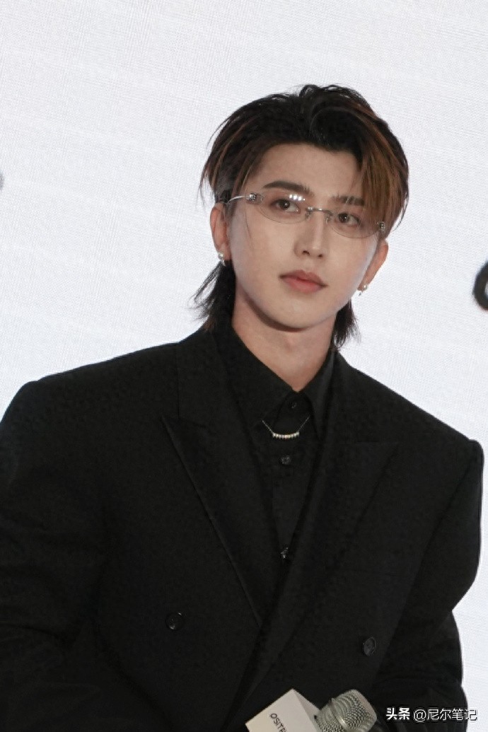 蔡徐坤线下状态拉满！全黑西装搭配无边框眼镜，生图颜值碾压精修 