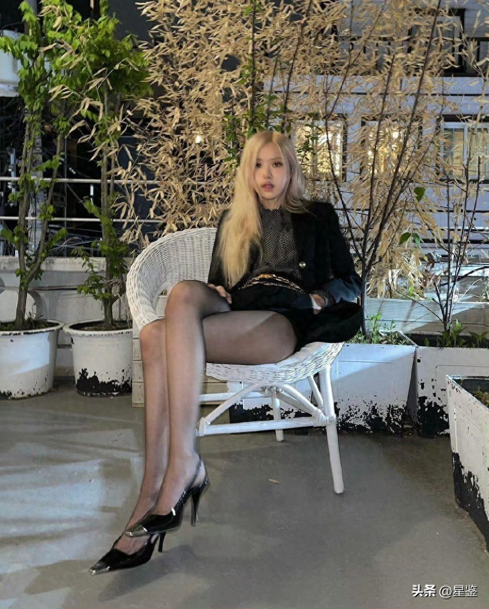 朴彩英这套“御姐风”太绝了！黑丝+西装秒变长腿天花板 