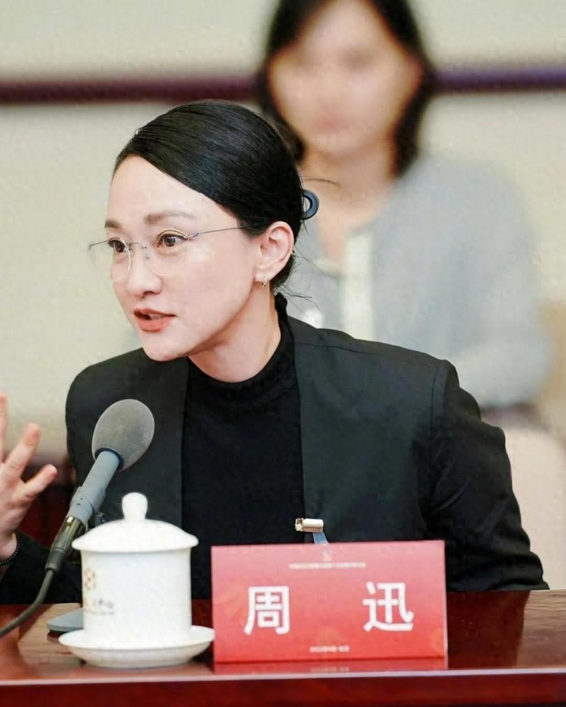 周迅开会带火了职场新穿搭：西装+丝袜，上半身正式、下半身时髦 