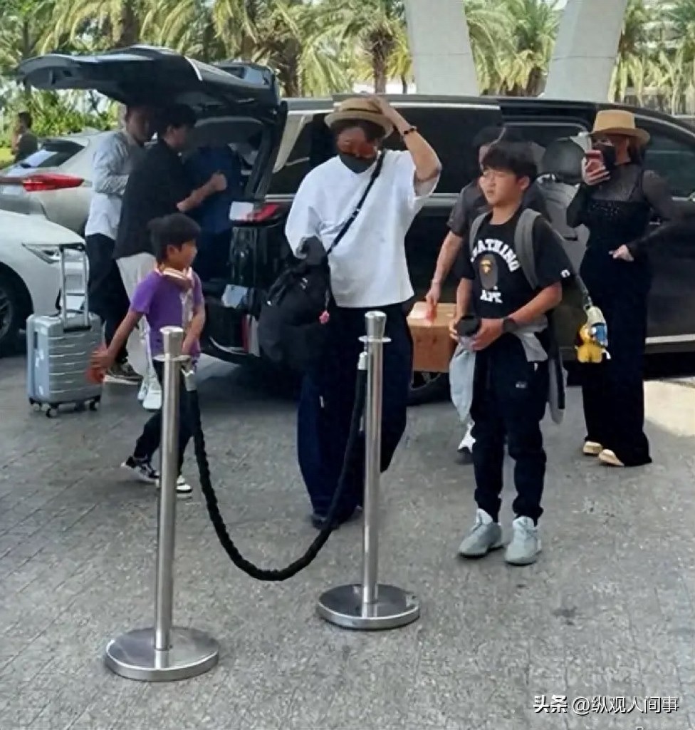 邹市明拎整箱茅台现身三亚，冉莹颖穿半透蕾丝上衣，搂儿子不避嫌 