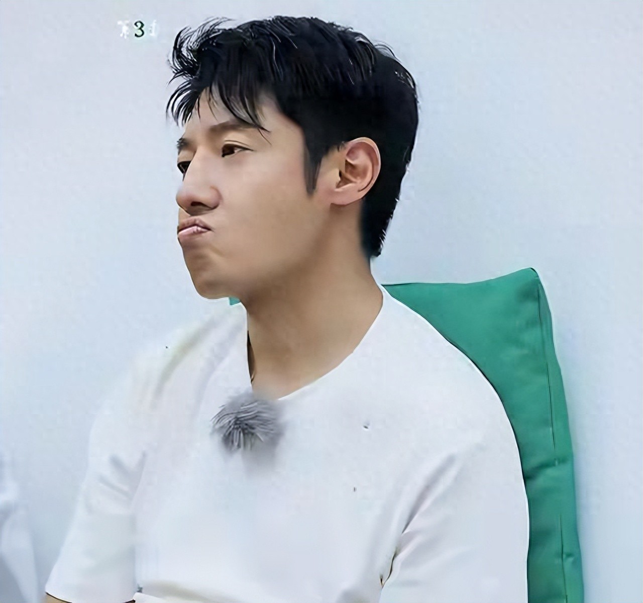 母亲离世、妹妹46岁未婚，身价千万的撒贝宁，烦心事还是太多了 