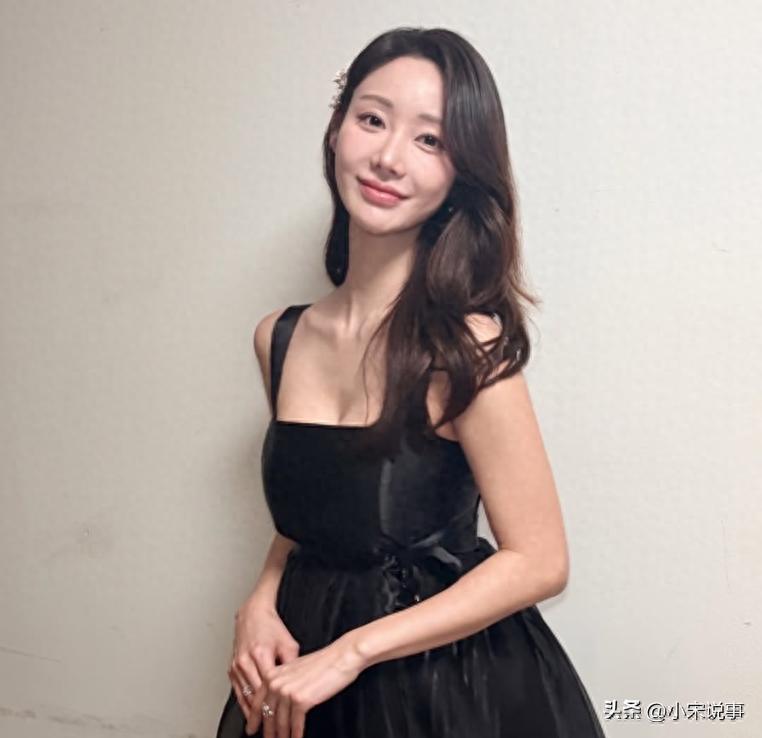 韩国女星闪嫁富商又离婚，独自抚养两娃，自曝爱穿紧身衣保持身材 