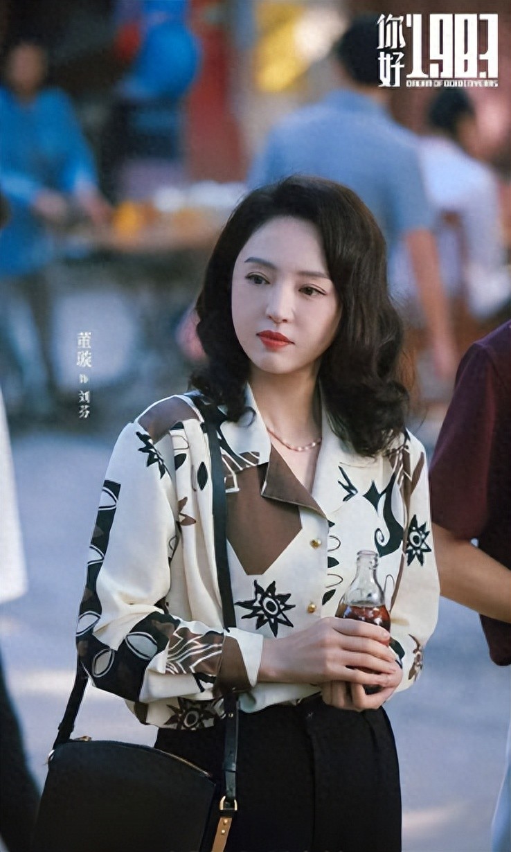 董璇带小酒窝剧组聚餐！周也送迪奥发圈翟潇闻送定制香水，好受宠 