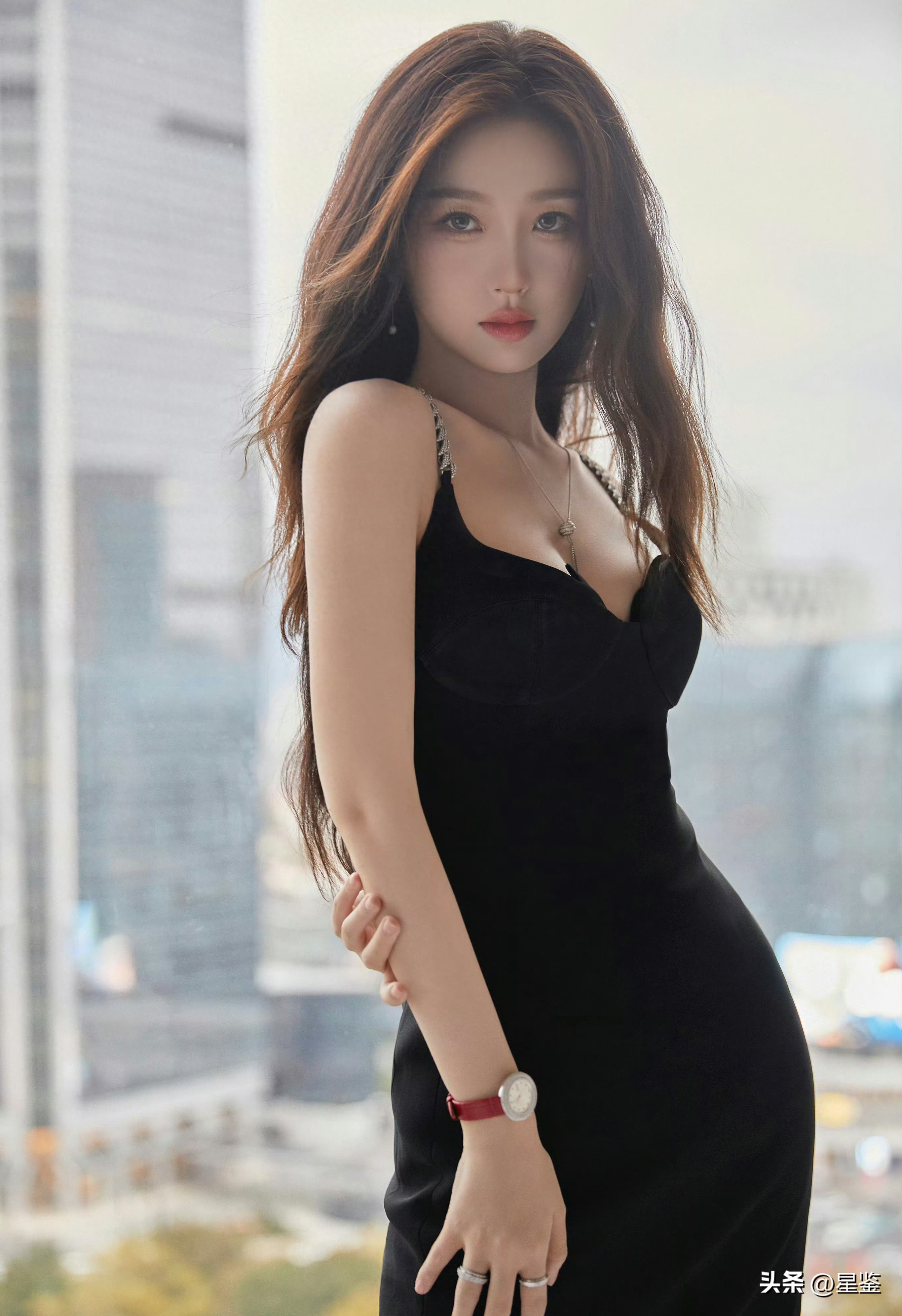 虞书欣这组黑裙造型太会了！把性感与优雅焊在身上 