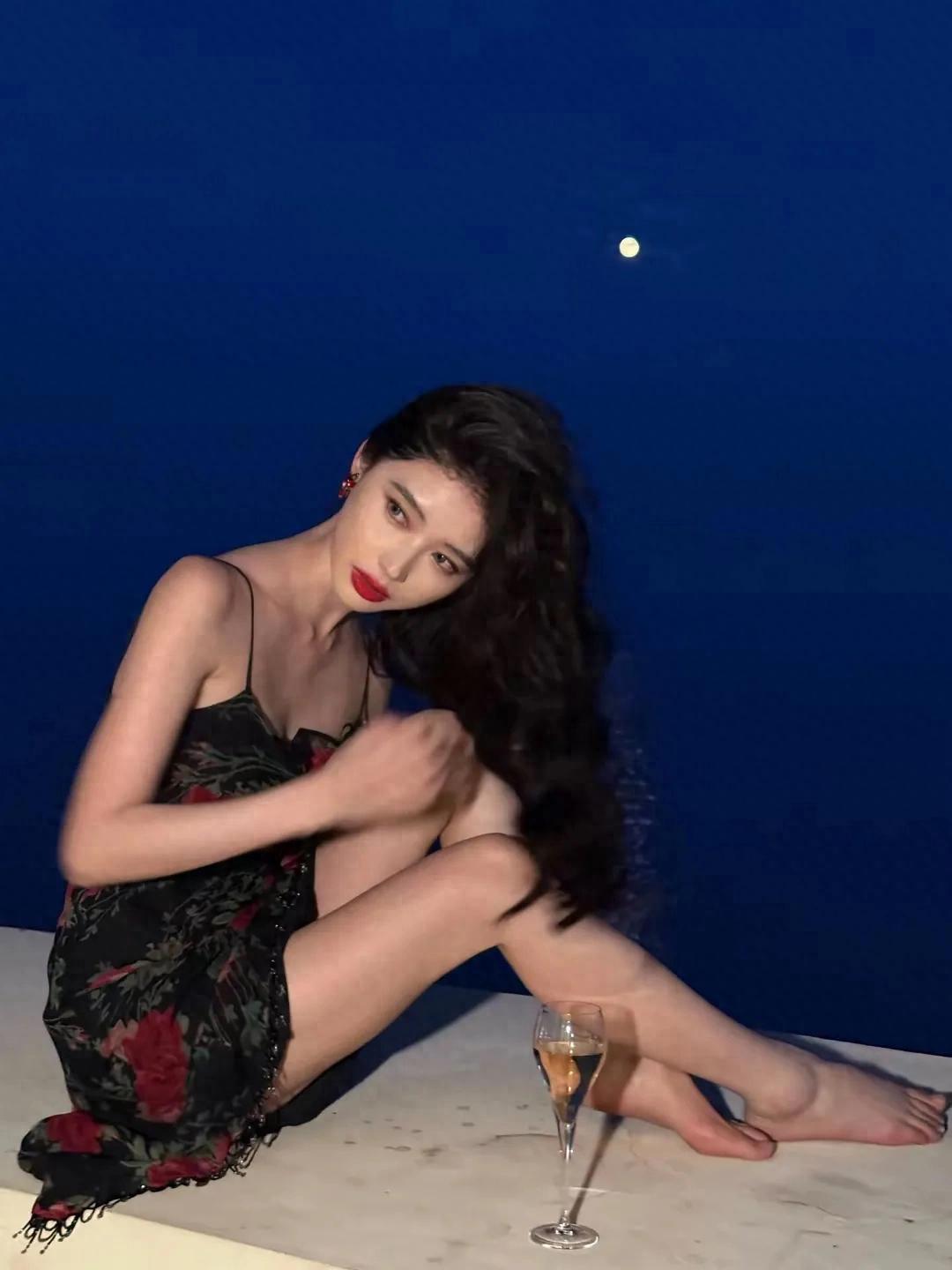 方圆最新美照美脚丫和极致肉感身材 