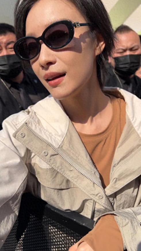 38岁倪妮短发现身，生图满脸痘嘴巴起皮，穿深V也救不了年龄感 