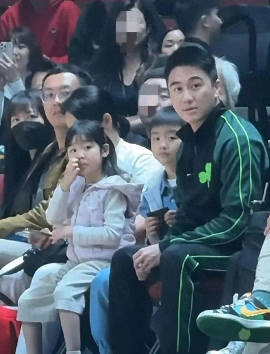 何猷君奚梦瑶一双儿女正面被曝光，儿子像爸爸，女儿像妈妈 