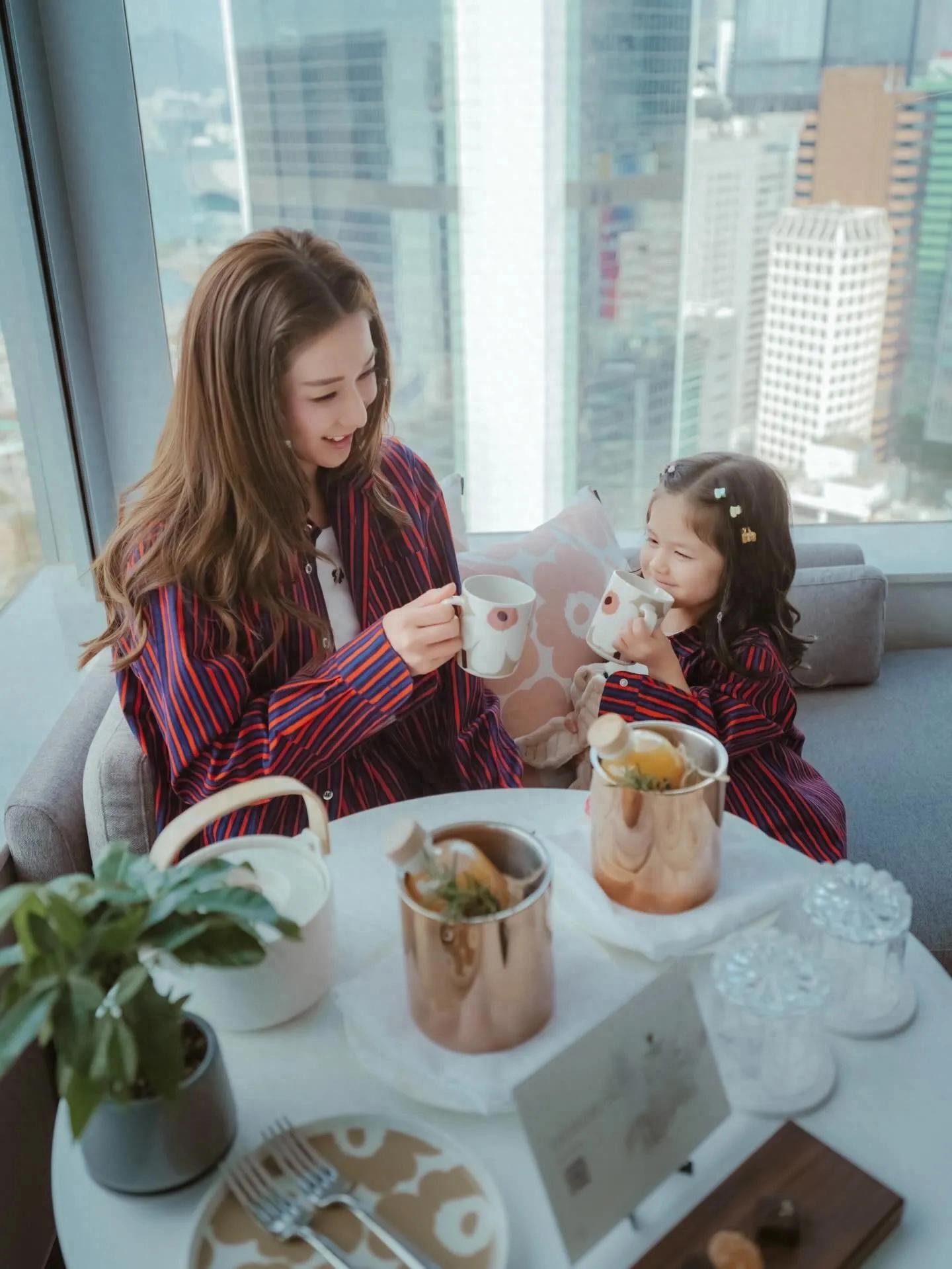 钟嘉欣晒和小女儿近照，母女俩穿亲子装出镜，3岁紫琳像爸爸多些 