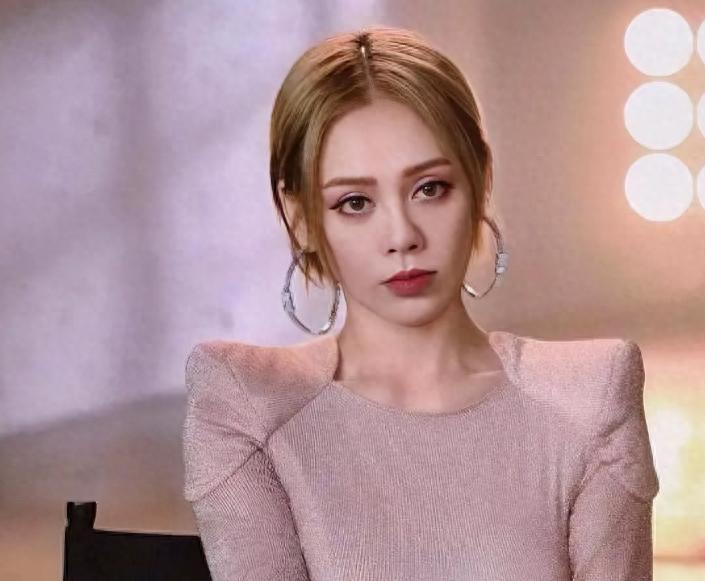 与汪峰牵手同框9个月，宁静自曝恋爱观，刘晓庆的话终于有人信了 