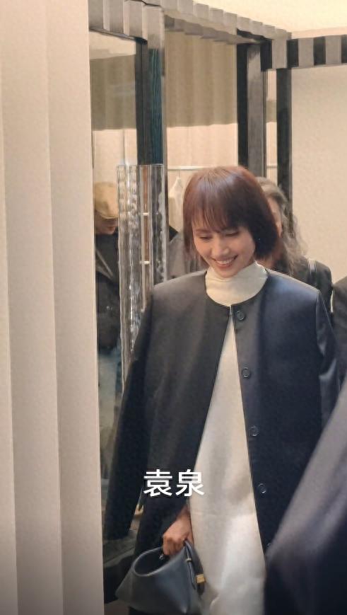 49岁袁泉出席活动，穿牛仔裤帆布鞋一股清流，皮肤细腻没皱纹年轻 