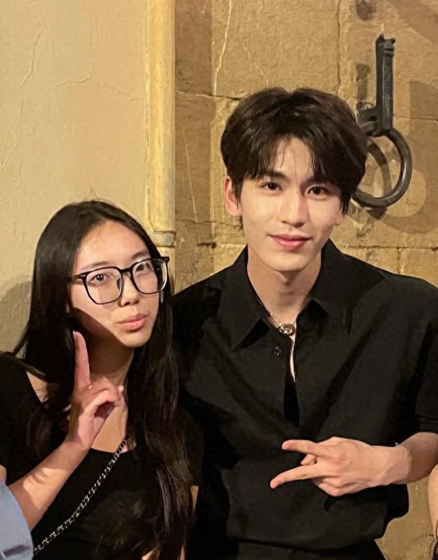 张凌赫出席奢侈品活动，身材瘦成杆像纸片人，说话乱晃荡不敬业 