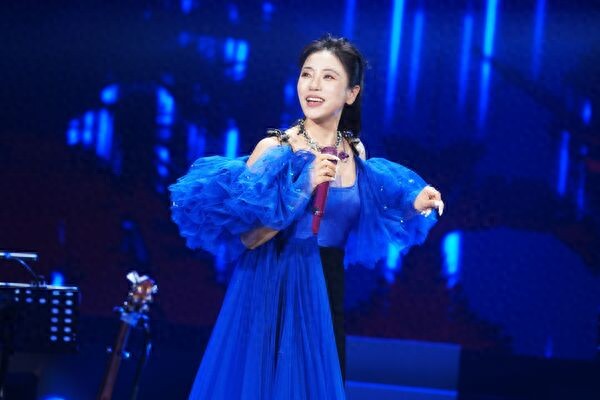 丁当「大红紧身装」火辣开唱！　加码拱男神脱了全场叫疯 