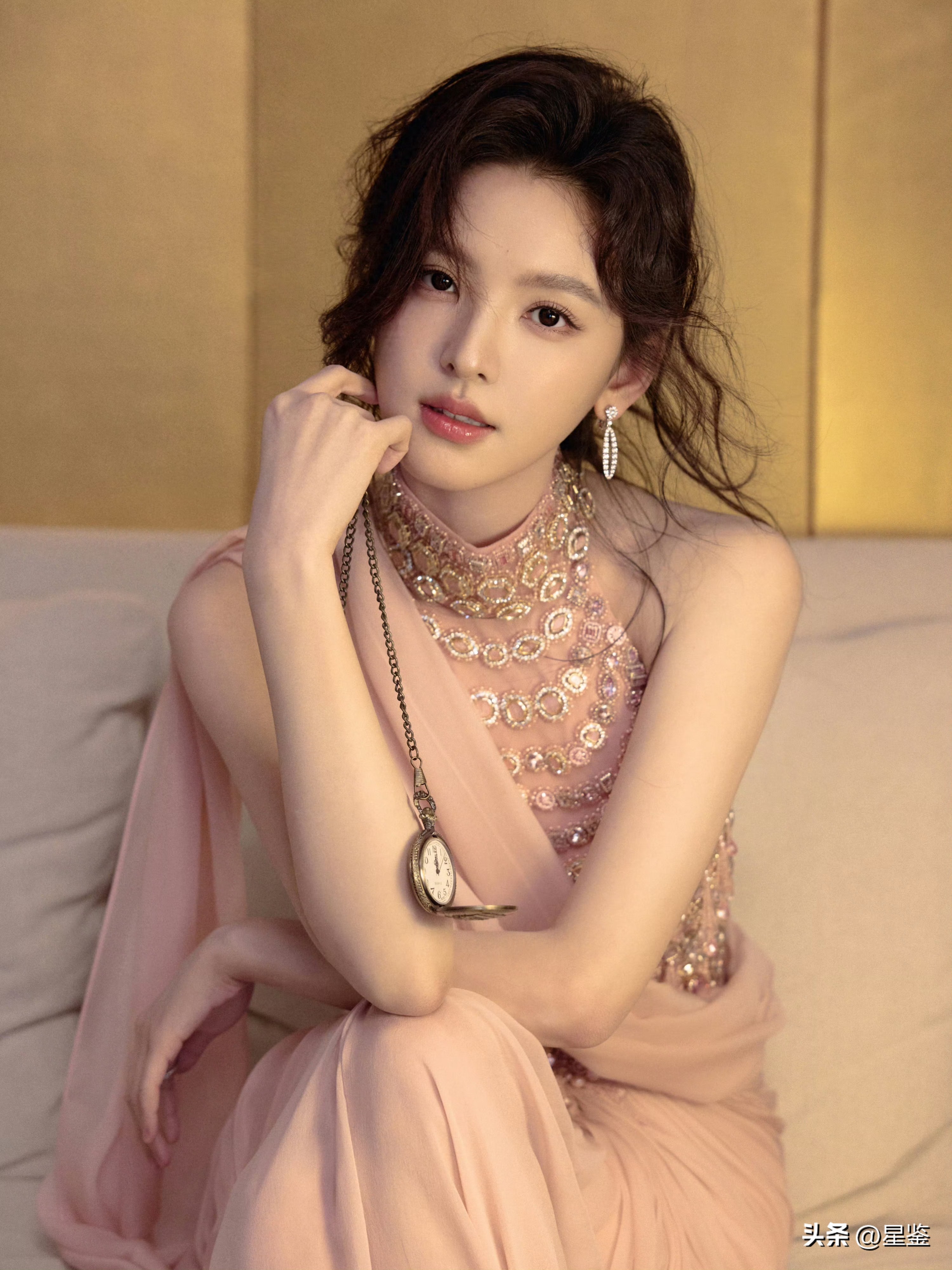 章若楠把“复古千金感”穿活了！粉钻裙也太会拿捏氛围感了 