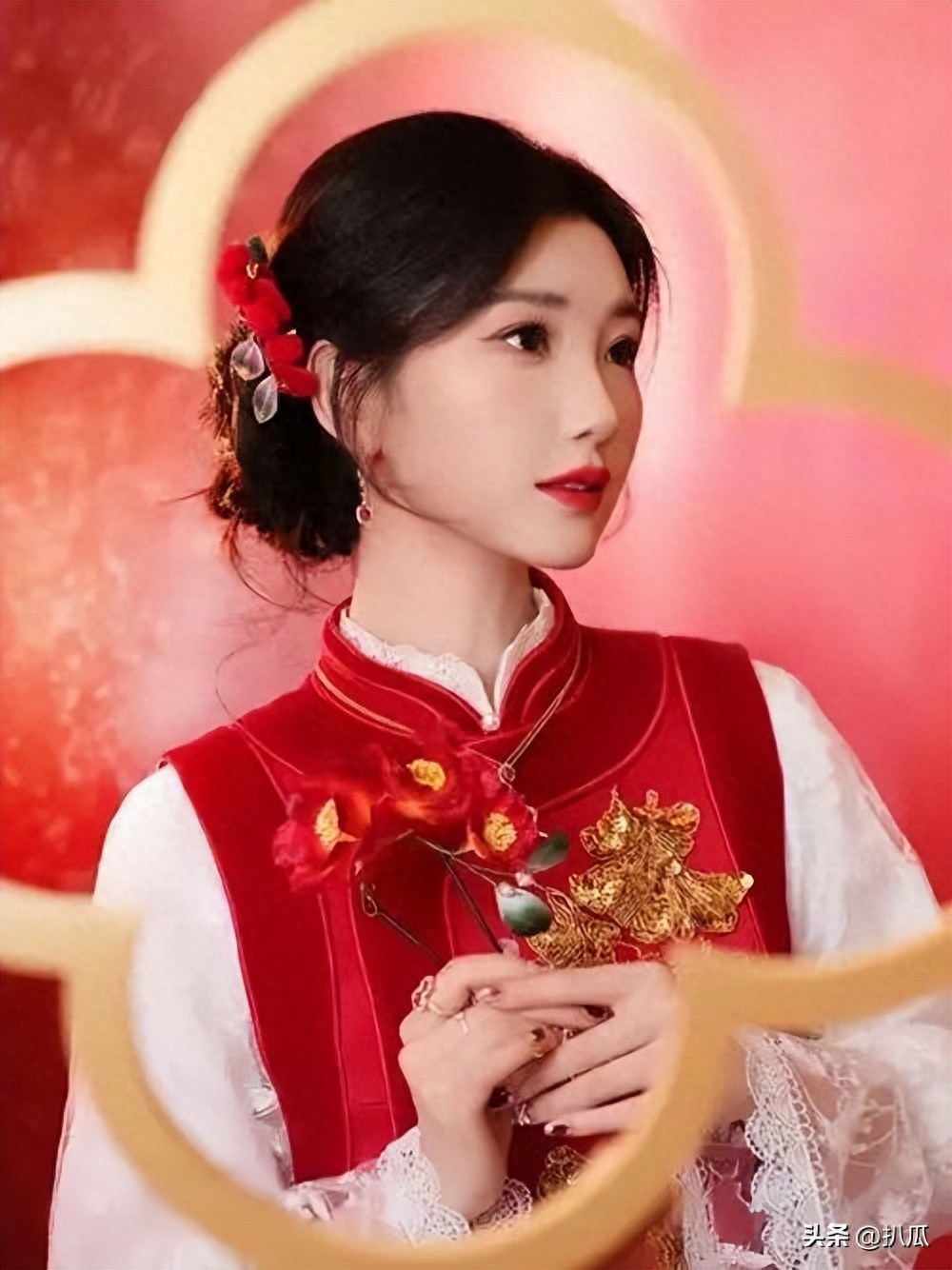 出生被扔垃圾堆，爆红后遭生父索要千万，如今38岁逆袭成央视宠儿 