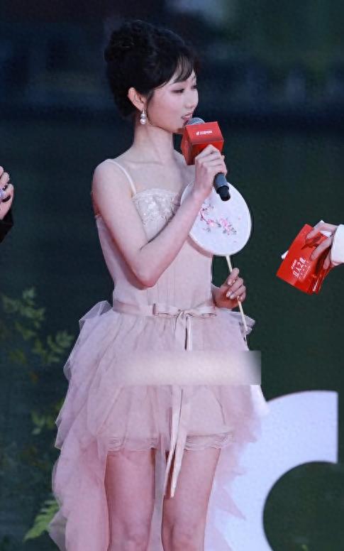 岳雨婷杭州红毯生图曝光，礼服被嘲像地摊货睡裙，露大长腿也没用 