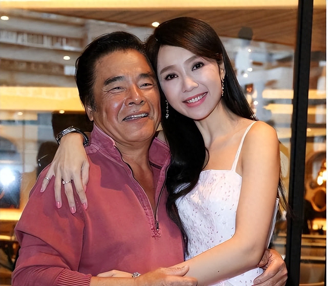 和6个老婆共处一室，每月每人发7万零花钱，71岁还娶小20岁美娇妻 