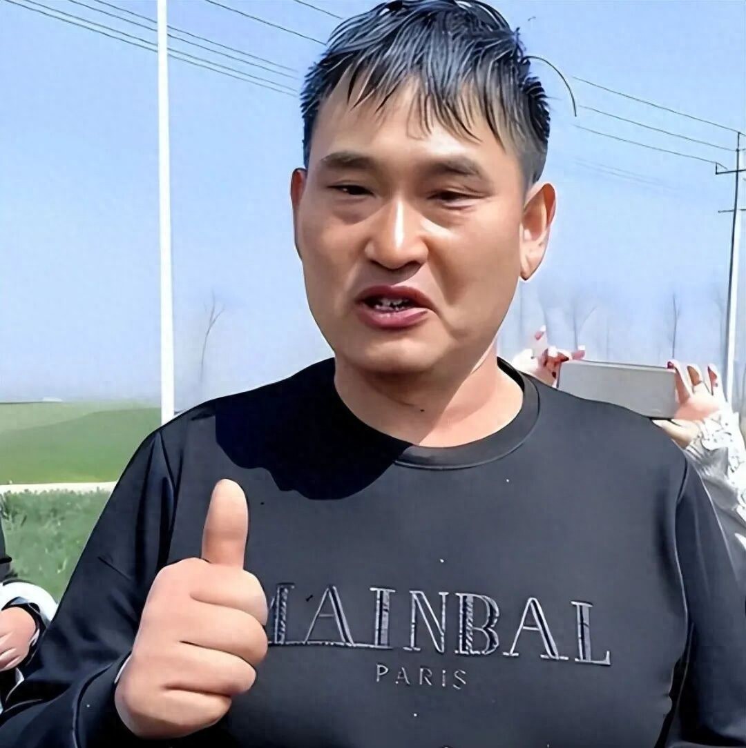 买下千万豪宅？跳楼身亡？“草根歌手”大衣哥身上的谣言太离谱了 