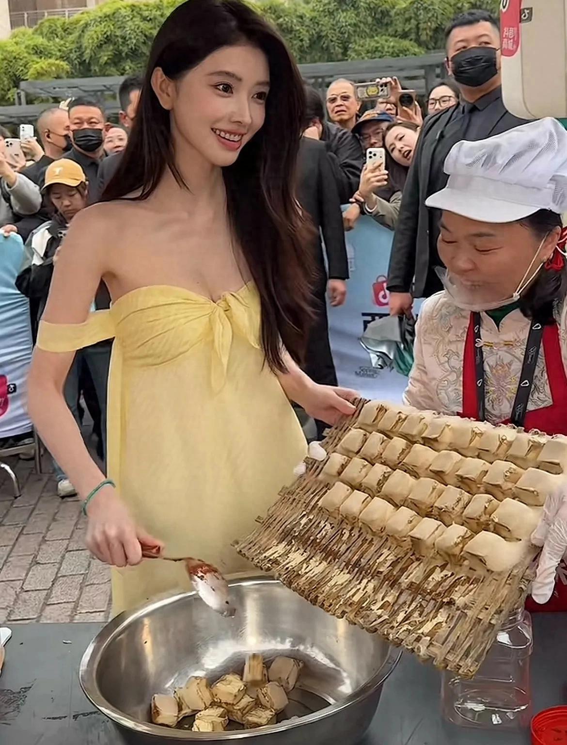 接地气！千万粉丝网红方圆制作霉豆腐，真实颜值曝光，好身材抢镜 