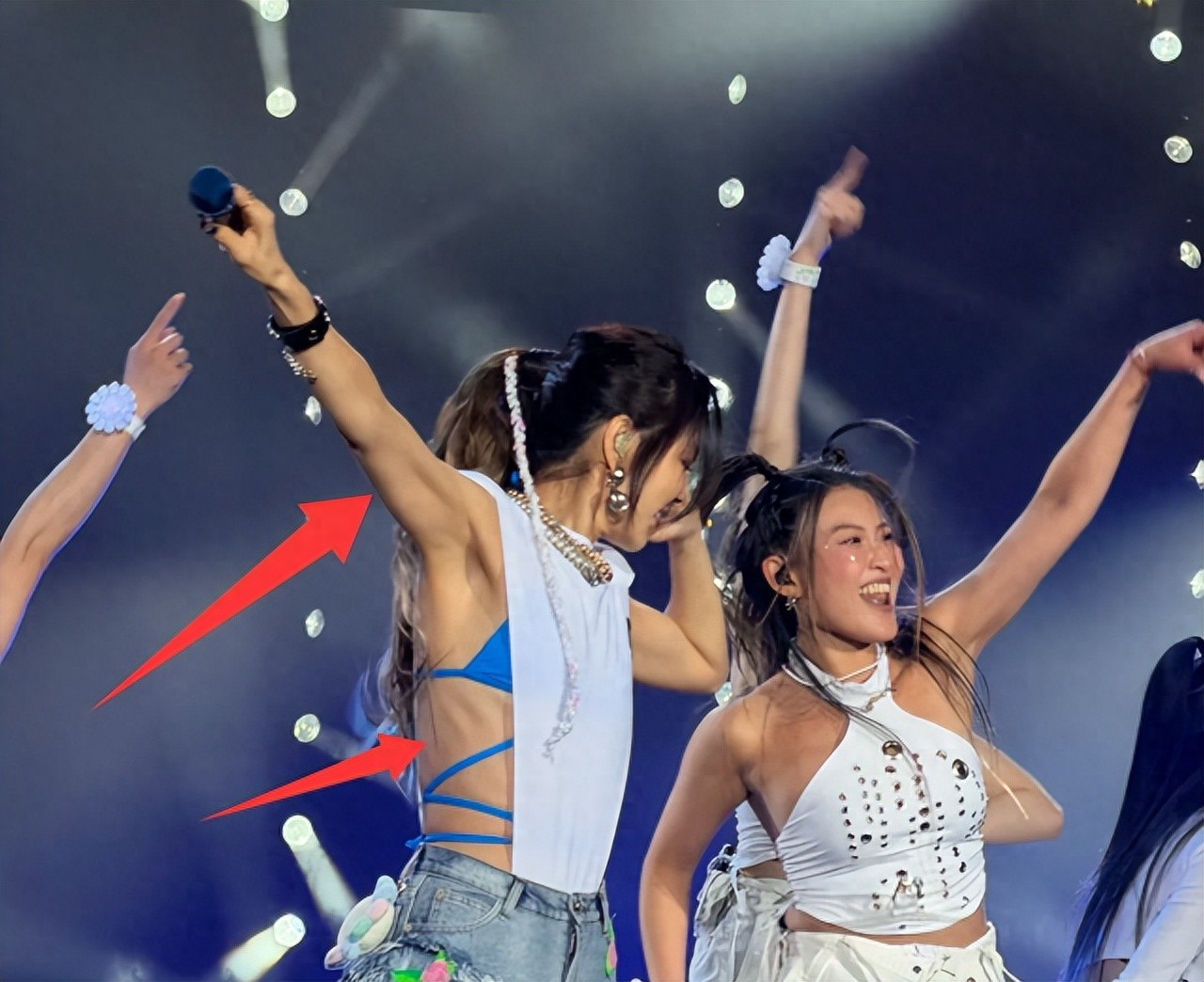 Ella重庆演唱会这天，穿卡裆裤暴露小鸡仔身材，排骨胸直角肩抢镜 