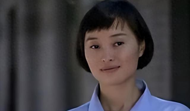 53岁吴越现身菜场，马路上狂奔举止疯癫、遭人白眼，她咋成这样？ 