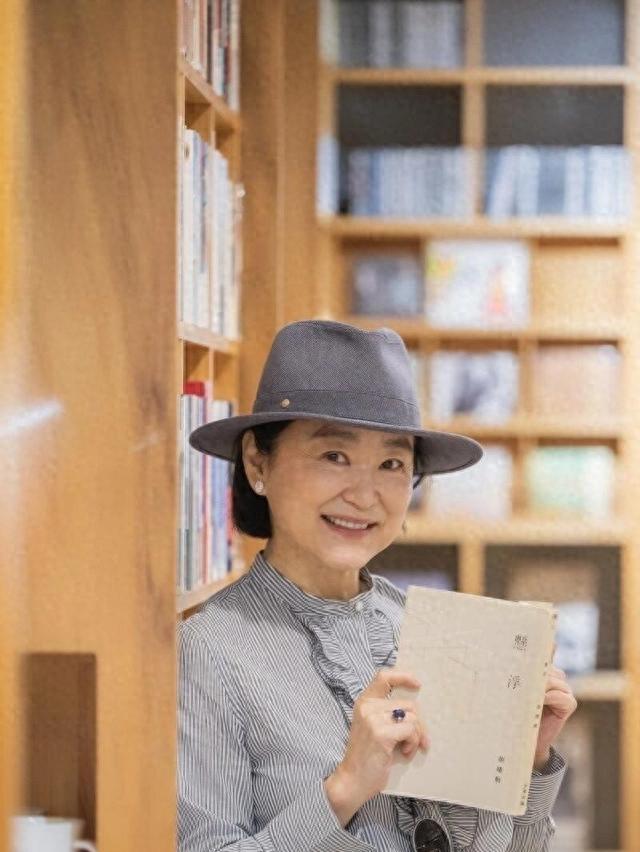 72岁林青霞去看书穿得真时髦，条纹衬衫+半身裙，完全没有大妈味 