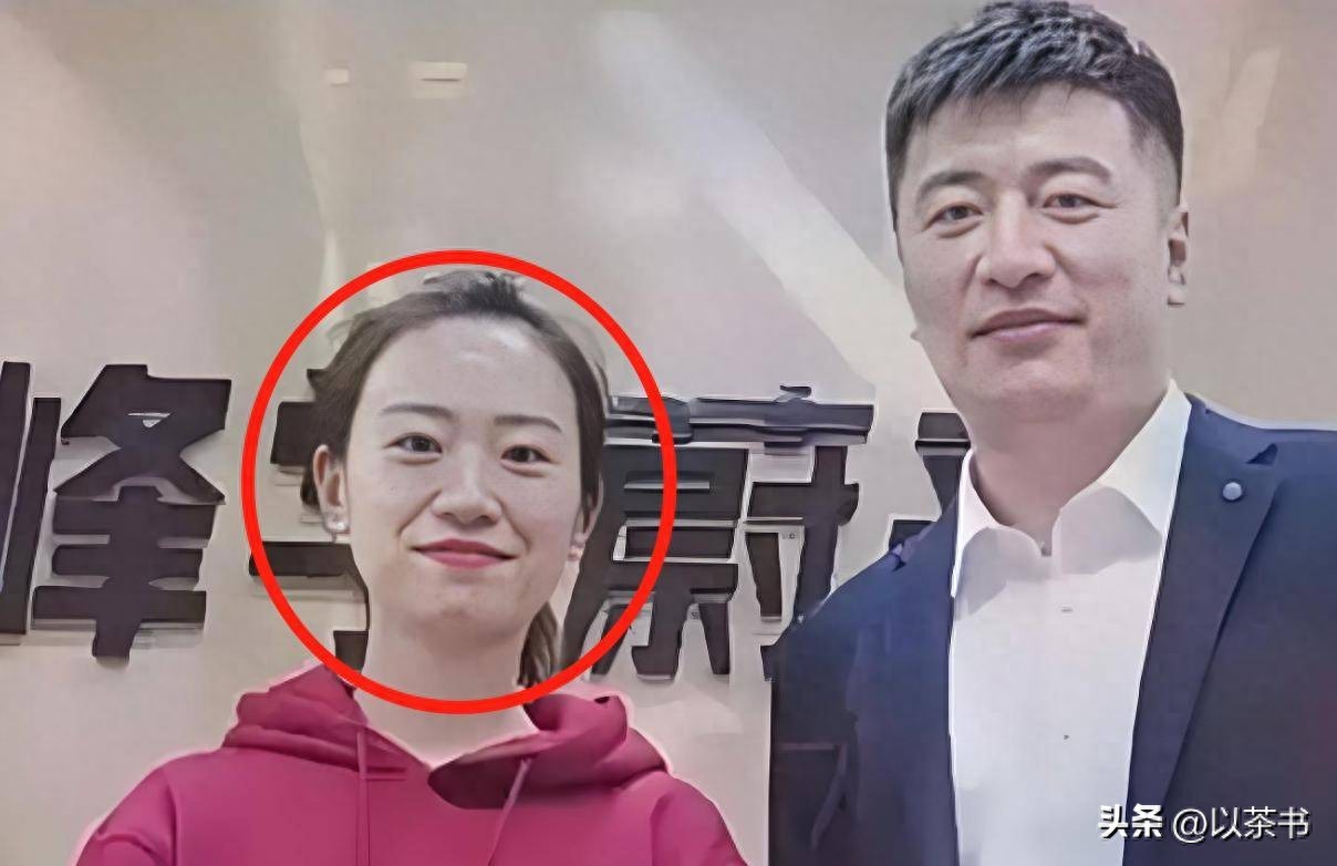 原来她是张雪峰妻子,高校副教授历史博士,相差7岁认识40天闪婚