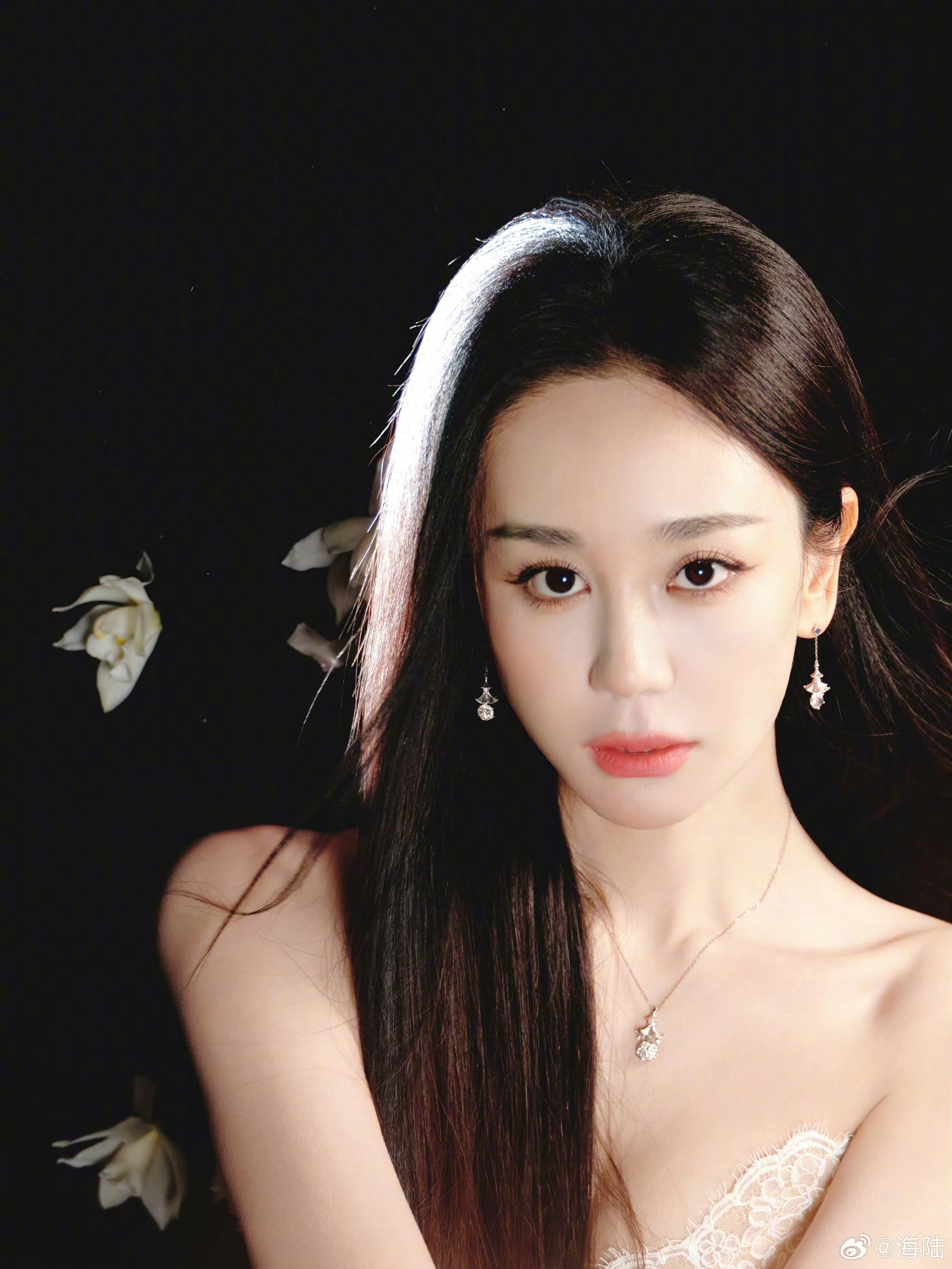 海陆 白色蕾丝抹胸裙的诱惑 