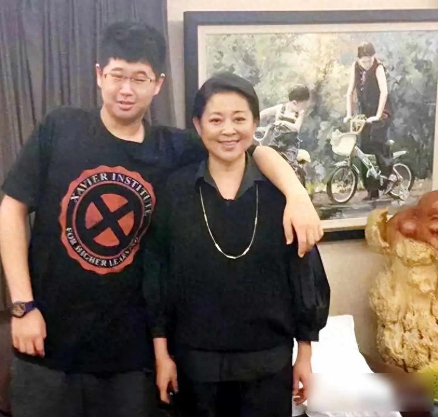 66岁倪萍落泪：身家过亿难买儿媳，儿子拒婚背后隐情太扎心 