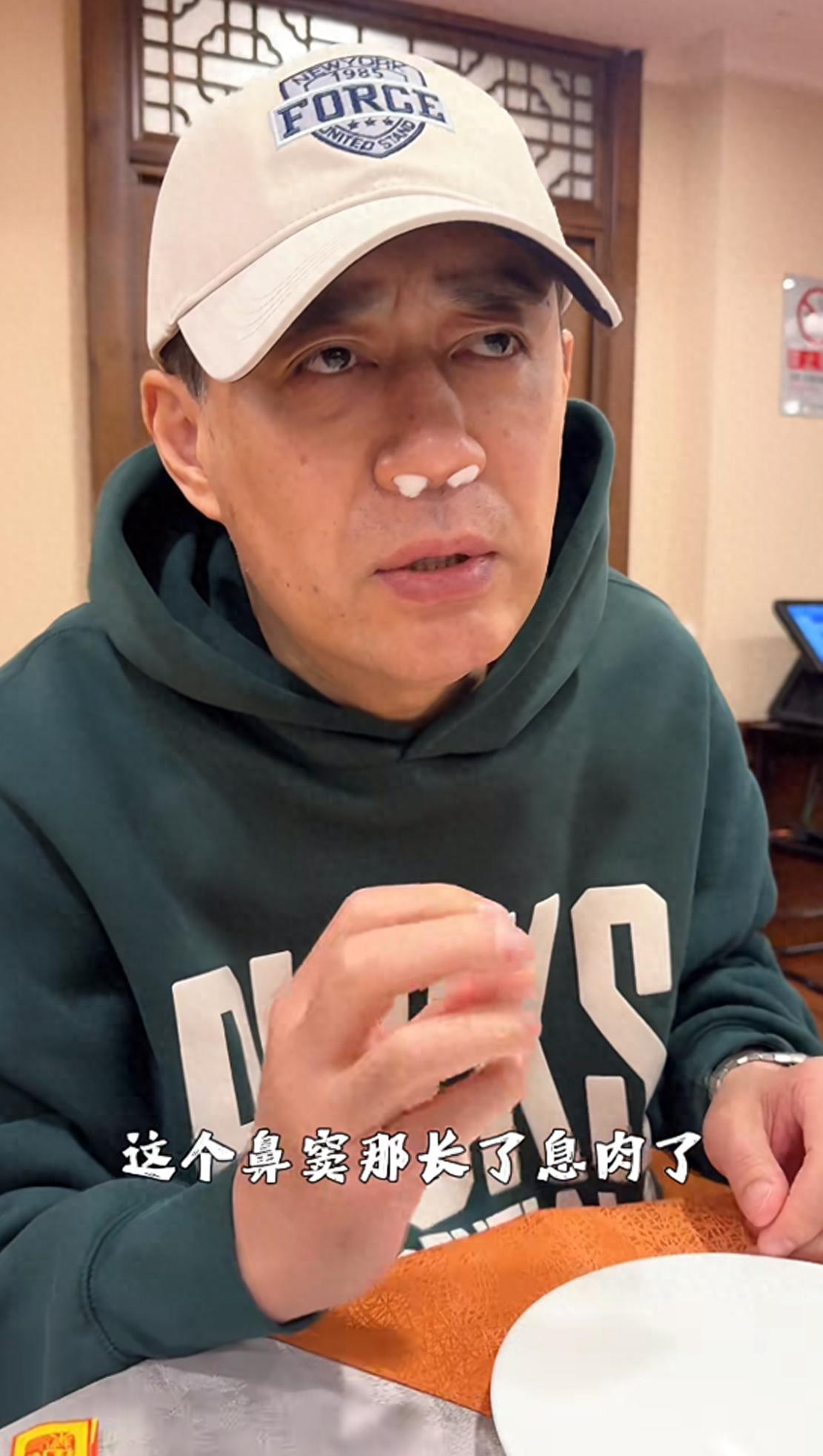 54岁刘钧鼻子长息肉做手术，第2天跑出医院下馆子，吃羊肉不忌口 