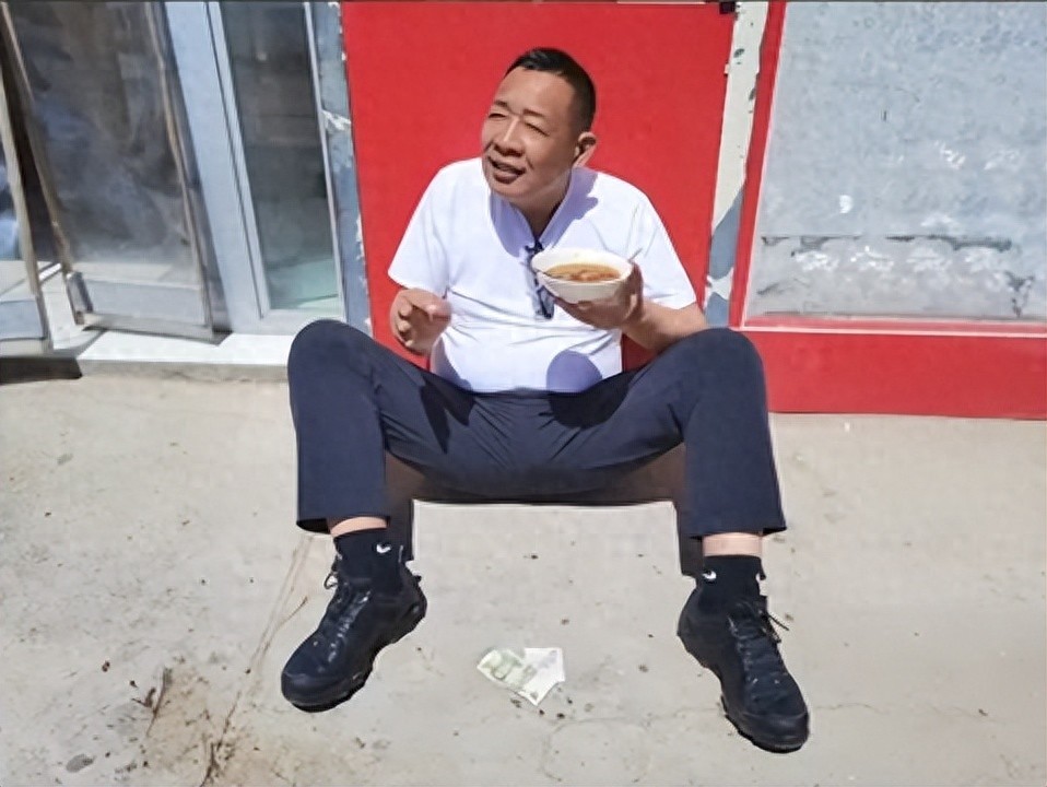 于东来儿媳首次正面露面，颜值封神，和婆婆马丽撞脸像复制粘贴 