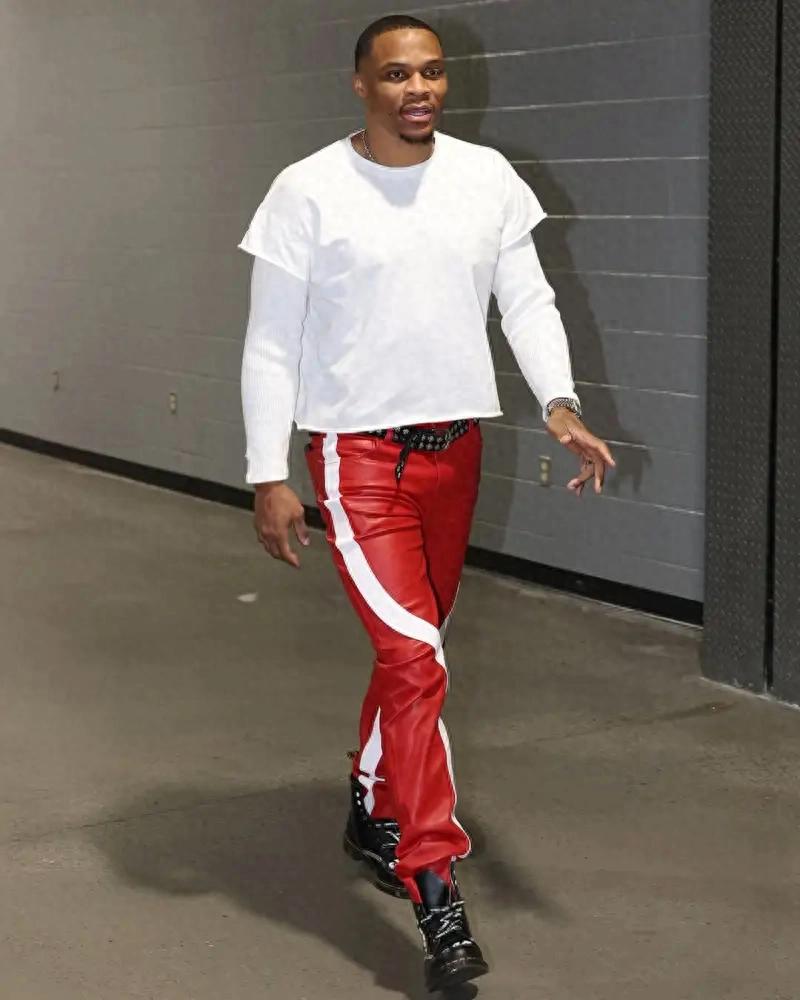 时尚先锋!外媒分享威少今日穿搭:叠穿白T对冲红色亮面皮裤