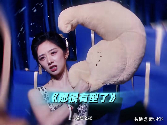 王玉雯收到的是周震南送的黑马毛绒包包,寓意着势如黑马,刘昊然收到的是宋祖儿送出的放轻松小夜灯,这两份礼物虽然价格不高,但寓意非常好,且不会给对方带来负担。 运动员们显然更关注实际需求,陈芋汐和苏炳添都送出了运动大礼包,既符合他们的个人形象,也非常实用。 邓为送出的非遗绒花胸针很有意义,代表着中华文化的传承,同时也极为精致。文琪收到的是杨紫送出的梅兰菊竹四大角色大礼包,寓意她饰演的四个角色。 倪妮和张凌赫都送出了乐高玩具,而且还是选择了马年元素。送乐高作为礼物,是一种既经典又安全的选择。 关晓彤收到的是张远送的演唱会周边,虽说送自己周边的人有些自恋,但这次的礼物相较于去年张远送的蛇,应该算是有了很大改进。 邓为收到的是童谣送的胶卷相机,充满了怀旧的味道。 时代少年团送的华为日照金山路由器,颜值非常高,简直让人心动。 敖瑞鹏收到淘小宝和猫小天送出的麻将毯子,代表着赢麻了的好运,真是有趣又讨喜。 最抽象的礼物,莫过于张康乐送出的肌肉手套,收到的是王影璐。瞬间,美女就变成了搞笑女,张康乐的幽默真是让人捧腹。 网友们,你们最想收到哪件礼物呢?