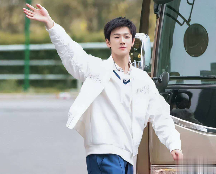  白鹿更是小编非常喜欢的女艺人，她在节目中的表现自然又真诚，笑声爽朗，完全没有做作，总是能放飞自我。她与周深的互动，总能带来意想不到的惊喜。希望在这一季，她能展现出更加完美的一面。《奔跑吧14》正式定档，让人迫不及待地期待白鹿、范丞丞、李昀锐等人的表现！你心中最期待的是谁呢？