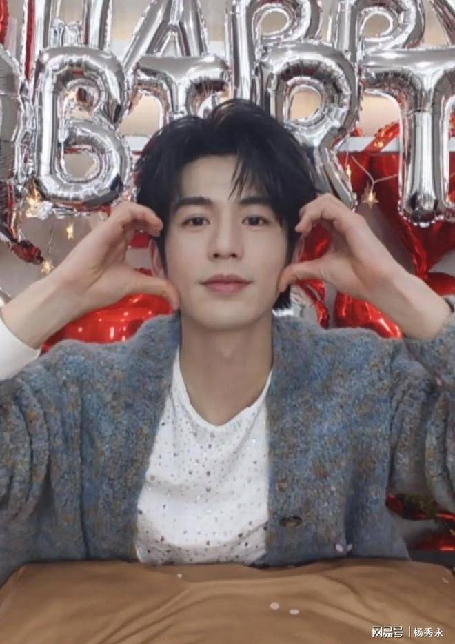  粉丝们的应援也是创意十足：他们在张凌赫的家乡与非遗文化合作，打造了一个惠山泥人主题咖啡馆，还免费为顾客派发生咖。在多个城市，他们还通过大屏幕和巡游车队为张凌赫送上祝福，同时还剪辑了一段五年成长的混剪，涵盖了从他作为新人演员到成为Gucci品牌大使的每一个重要时刻，每一个节点都让人感动。品牌卡姿兰也通过送上祝福，特别设计了招财猫造型的宣传图，和张凌赫阳光的气质完美契合，网友们笑称：这份用心太懂他了。 从理科生转行演戏，再到凭借扎实的演技和真实的个性在娱乐圈站稳脚跟，28岁的张凌赫依然保持着他清新的本心。正如他自己所说的：保持清醒，不内耗。或许，这份真诚正是他能够赢得粉丝喜爱的原因。祝愿他在未来能有更多优秀的作品，在下次推理节目中少被套路，继续做那个快乐且鲜活的演员。