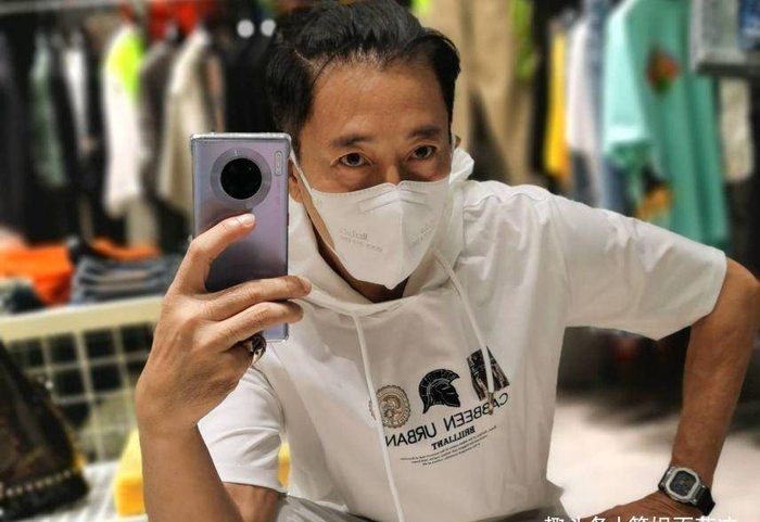 祝福吕颂贤和妻子麦景婷白头偕老永远幸福温馨快乐,祝愿两人能像自己想象的那样保持年轻漂亮。