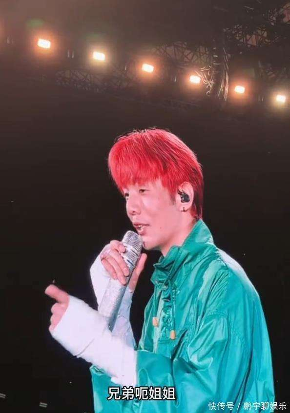  这一小插曲完美迎合了当下年轻观众的审美，他们越来越倾向于喜欢那些真实、接地气的偶像形象。李荣浩一贯的幽默风格与这次意外的口误—改口—自嘲链条十分契合，他不仅没有损害形象，反而更加突显了自己的鲜活人格。这一瞬间就像是对偶像形象的一次小小压力测试，证明了在没有精密脚本的现场，真诚与机智比完美无缺的表现更能打动人心。最终，这场兄弟撤回事件不仅没有变成一个尴尬的话题，反而成为了一个成功的趣味传播。它向我们展示了一个简单的道理：在当今这个渴望真实连接的时代，一次真诚的小失误加上迅速的幽默反应，所带来的好感可能比一场毫无瑕疵却没有温度的完美演出更有力量。而李荣浩在舞台上用短短三秒钟的即兴反应，再一次证明了真诚才是最强大的公关手段。