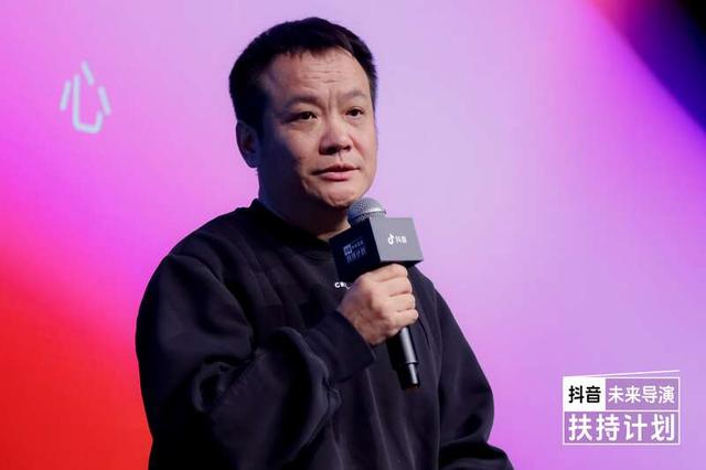 导演宁浩在活动现场分享创作的心路历程。主办方供图