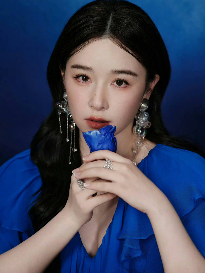 其实阚清子一直都是个很真实的人,之前在综艺里就因为直性子圈了不少粉,这次在浪姐的舞台上,她再次用行动证明了自己的人品和格局。比起那些靠炒作博眼球的艺人,她这种靠实力和真诚圈粉的,才是真正的赢家,也希望阚清子能在浪姐的舞台上继续走下去,不管成绩如何,她已经赢了。