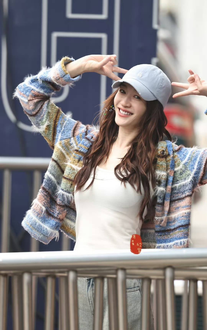 李小冉的美，不仅仅在于那张被时光赦免的脸庞，更在于她由内而外散发出的生命力。她让我们看到，五十岁依然可以拥有二十岁的拼劲，依然可以活得热烈而真实。在这个充满容貌焦虑的时代，她用一种近乎完美的姿态告诉所有人：美，从来都不被年龄定义，只要心中有光，岁月便无法在你的脸上留下痕迹。