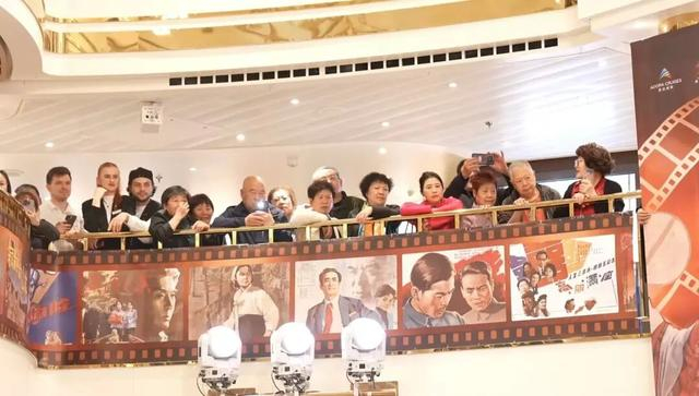 “爱达·魔都号”内设“光影珍藏”主题展区,以胶片元素与长影经典海报构建时代记忆场,相信会戳中很多人的回忆。