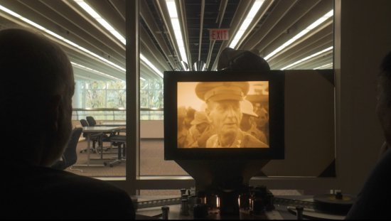 (在美国国家档案馆,摄制组找到了温莱特将军当年的珍贵影像资料)