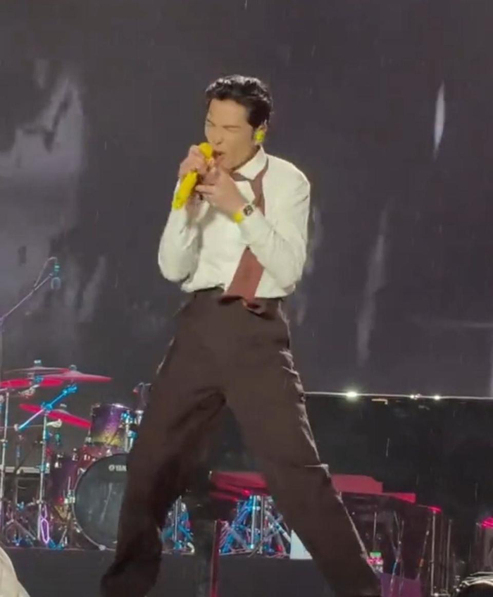 “雨神”萧敬腾现身嘉年华(来源:网络)