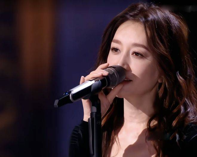  张艺上的初舞台演唱《爱丫爱丫》，一人演绎by2两人的歌曲。即便有全程垫音，她唱功依然不稳，气息紊乱、跑调明显，网友调侃她天使般脸蛋，恶魔般唱功。 舞蹈编排也略显平淡，被形容为酣畅淋漓的手势舞。赛后她发微博致歉，坦言紧张导致气息乱，表示会好好练习，争取下次只美不崩溃，这种诚恳获得了不少网友的宽容。 事实上，张艺上也是北舞附中毕业，与李小冉是同门，科班出身。细心观众可以发现，她开场前的几个抬手、转身动作就透露出舞蹈功底，身段舒展、仪态优美，只是舞蹈编排过于简单，未能完全展示实力。 不过舞蹈也帮了她不少忙，至少在舞蹈上比唱功表现更出色，虽不惊艳，但弥补了唱功短板，没有完全翻车。