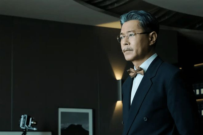 本片的海报中以“蛋糕”比喻香港，四只从不同方向伸来的手，象征英方、警队、富商、黑道四方势力意图分一杯羹。